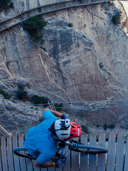 MTB cu David Cachon pe cel mai dificil traseu din lume, El Caminito del Rey, in Peninsula Malaga.