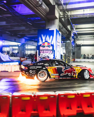 Mad Mike Tokyo'da Red Bull Tokyo Drift 2026'da Red Bull markalı aracıyla alevler içinde drift yapıyor. 