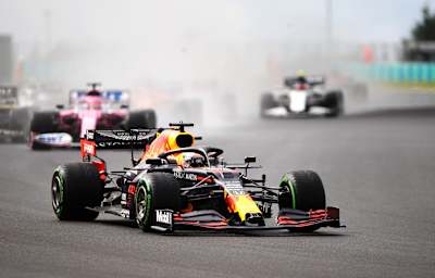 Max Verstappen al volante de su Aston Martin Red Bull Racing RB16 durante el Gran Premio de Hungría, el 19 de julio de 2020 en Budapest, Hungría.