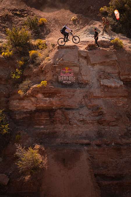 El tercer clasificado Carson Storch salta en el Red Bull Rampage 2023