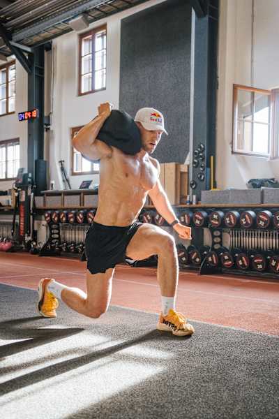 Jake Dearden supera sus límites durante una intensa sesión de entrenamiento HYROX en el Centro de Rendimiento de Atletas de Thalgau, Austria. 