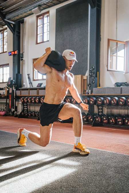 Jake Dearden geht während einer intensiven HYROX-Trainingseinheit im Athlete Performance Center in Thalgau, Österreich, an seine Grenzen. 