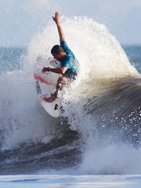 Découvrez notre top dix des records du monde du surf comme la plus haute vague jamais surfée.