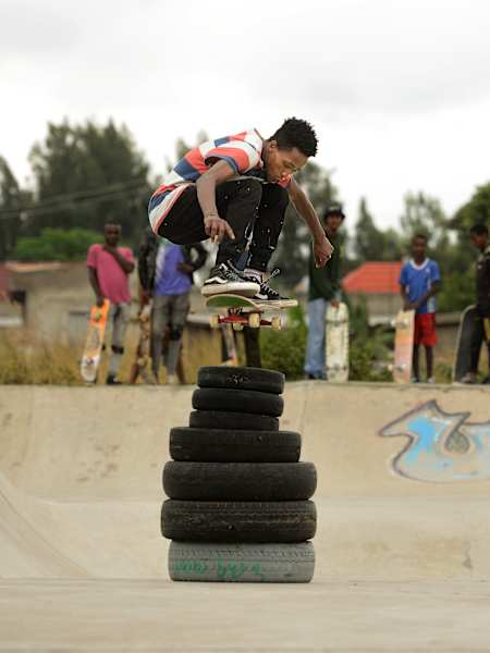 Le skateur Henok Yetbarek fait un ollie en skateboard à Awassa en Ethiopie en novembre 2019.