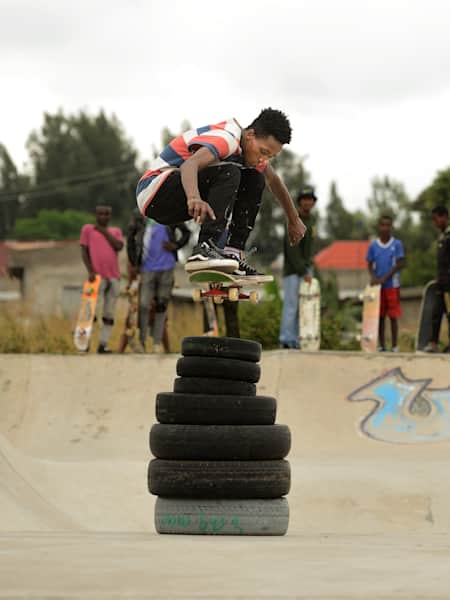 Le skateur Henok Yetbarek fait un ollie en skateboard à Awassa en Ethiopie en novembre 2019.