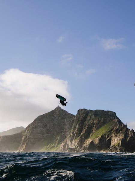 Lasse Walker mit dem Kiteboard in der Luft. 