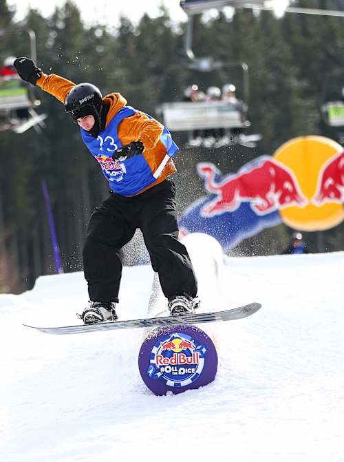 Володимир Трубін виступає на Red Bull Roll The Dice в Буковелі, Карпати, Україна, 21 лютого 2026 року.