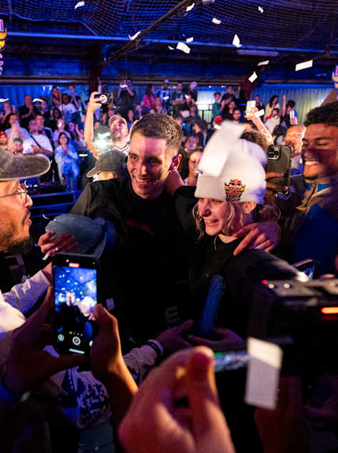 Le B-boy Marlone (à gauche) et la B-girl Kimie (à droite) célèbrent leur victoire au Red Bull BC One Cypher à Paris, en France, le 12 septembre 2026.  