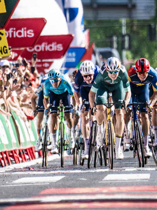 Wout van Aert vom Team Visma-Lease a Bike führt den Sprint auf der 7. Etappe der La Vuelta Ciclista a España 2024 von Archidona nach Córdoba am 23. August an.