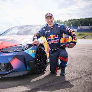 Elias Hountondji von den Red Bull Driftbrothers posiert für ein Porträtfoto vor seinem neuen BMW M4 Competition.