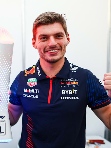 Der Niederländer Max Verstappen von Oracle Red Bull Racing posiert mit der Trophäe in Suzuka, Japan.