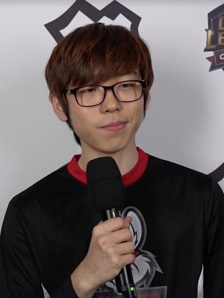 A photo of Lee 'IgNar' Dong-geun being interviewed