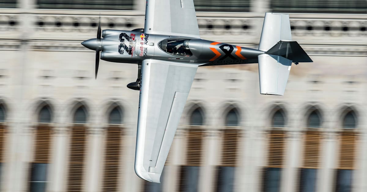 https://img.redbull.com/images/c_fill%2Cg_auto%2Cw_1200%2Ch_630/f_auto%2Cq_auto/redbullcom/2015/07/06/1331733550252_2/hannes-arch-red-bull-air-race-action-in-close-up-in-budapest