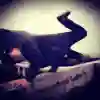 BBOY AYA在矮牆上FREEZE