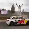 Ekström feiert den Sieg... auf seinem Auto