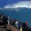 ナザレの波を見守る人々