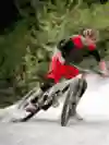 Rob Warner driftetet mit dem MTB in einer Kurve