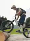 Tom Oehler springt über einen Baumstamm