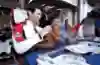 Mark Webber firmando un canguro justo antes de coger su Porsche 919 Hybrid en Spa, la ronda belga del Mundial de Resistencia 2014.