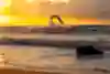 Sekvenca Gabriel Medina v zraku nad havajskimi valovi