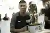 Neymar Jr segura troféu dos Neymar Jrs Five