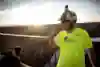 Ça mérite une petite pause fraicheur Portrait de Miles Daisher lors de son record de sauts en Base Jump. Il a sauter 63 jumps en 24h.
