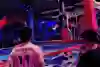 Fibi hangelt sich durch den Parcours – an der Seite ihr Team, das sie mit jedem Move lauter nach vorn schreit.