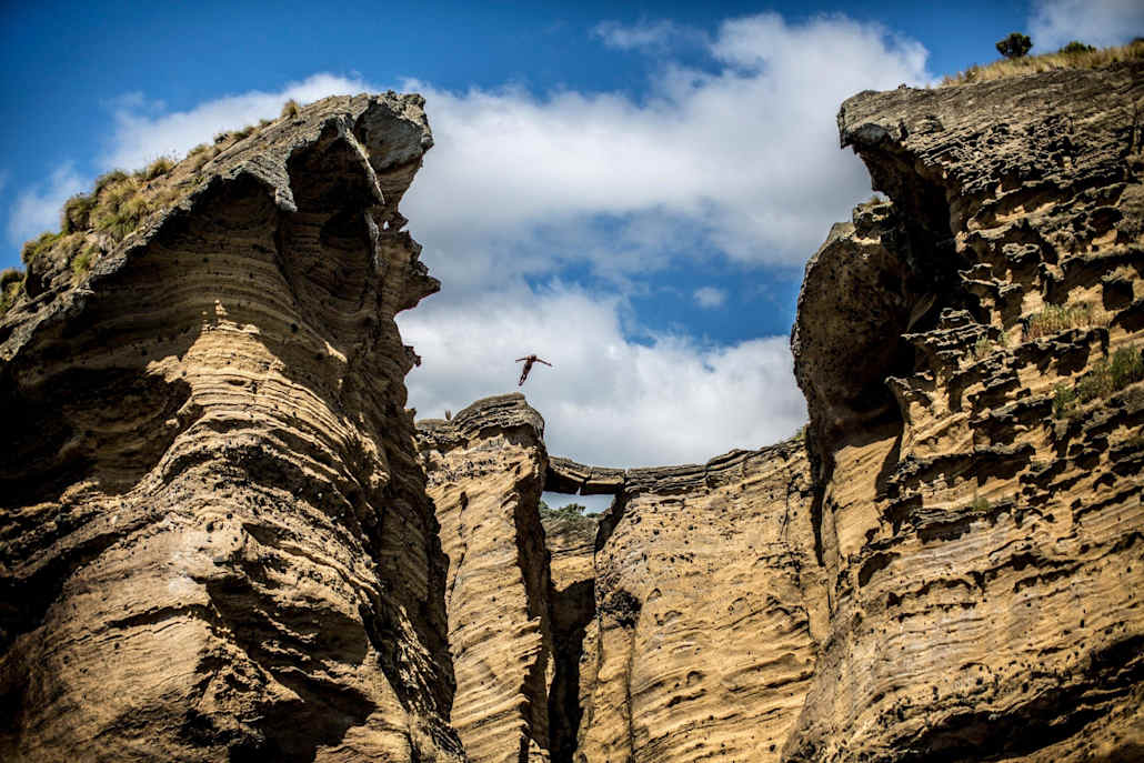 Le plongeur Orlando Duque prend son envol au Red Bull Cliff Diving des Açores.