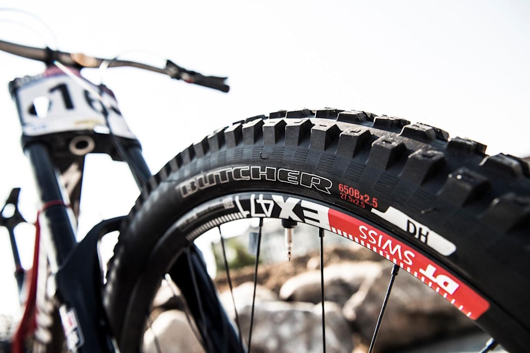 Una vista ravvicinata delle gomme montate sulla S-Works Demo di Loïc Bruni