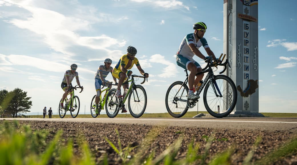 Red Bull Trans Siberian Extreme Cyclists kickstart 9100km trip from moscow to vladivostok подробнее.