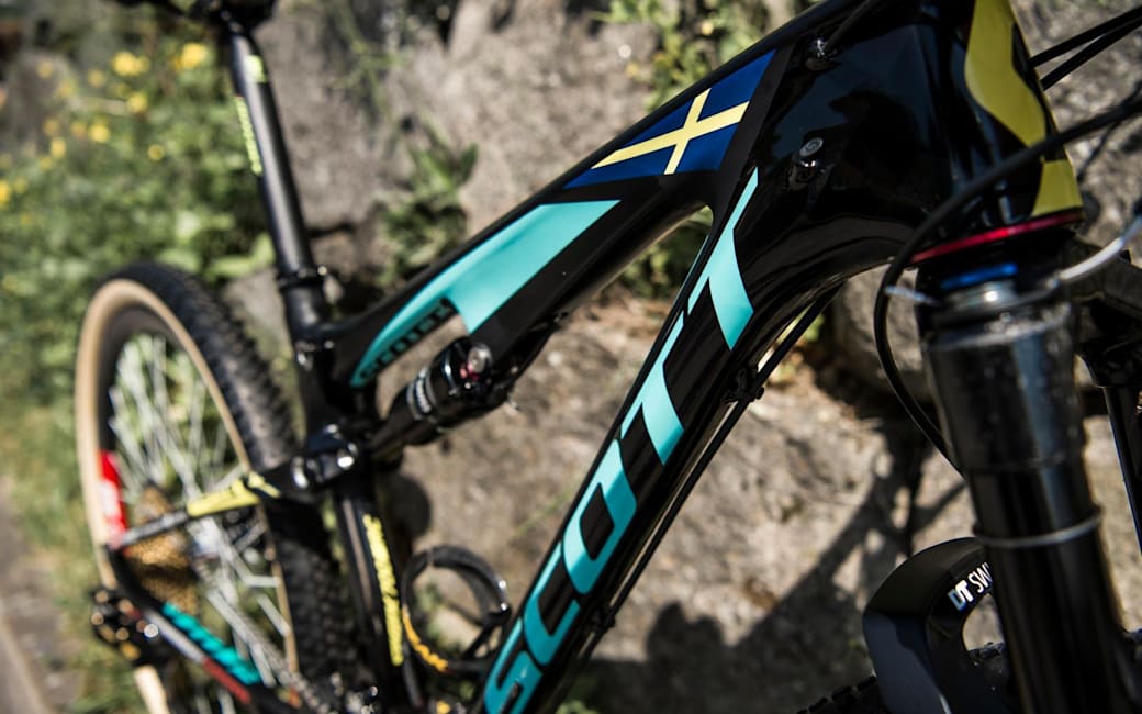 full suspension mountain bike rear lockout