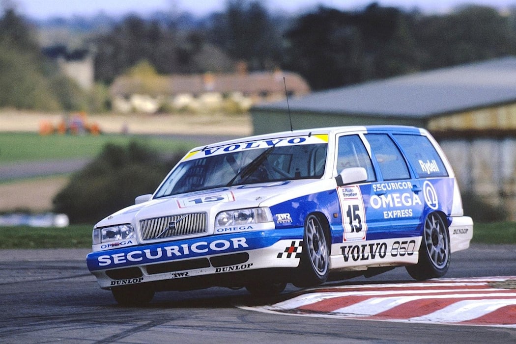 Un Volvo 850 estate compitiendo en el BTCC