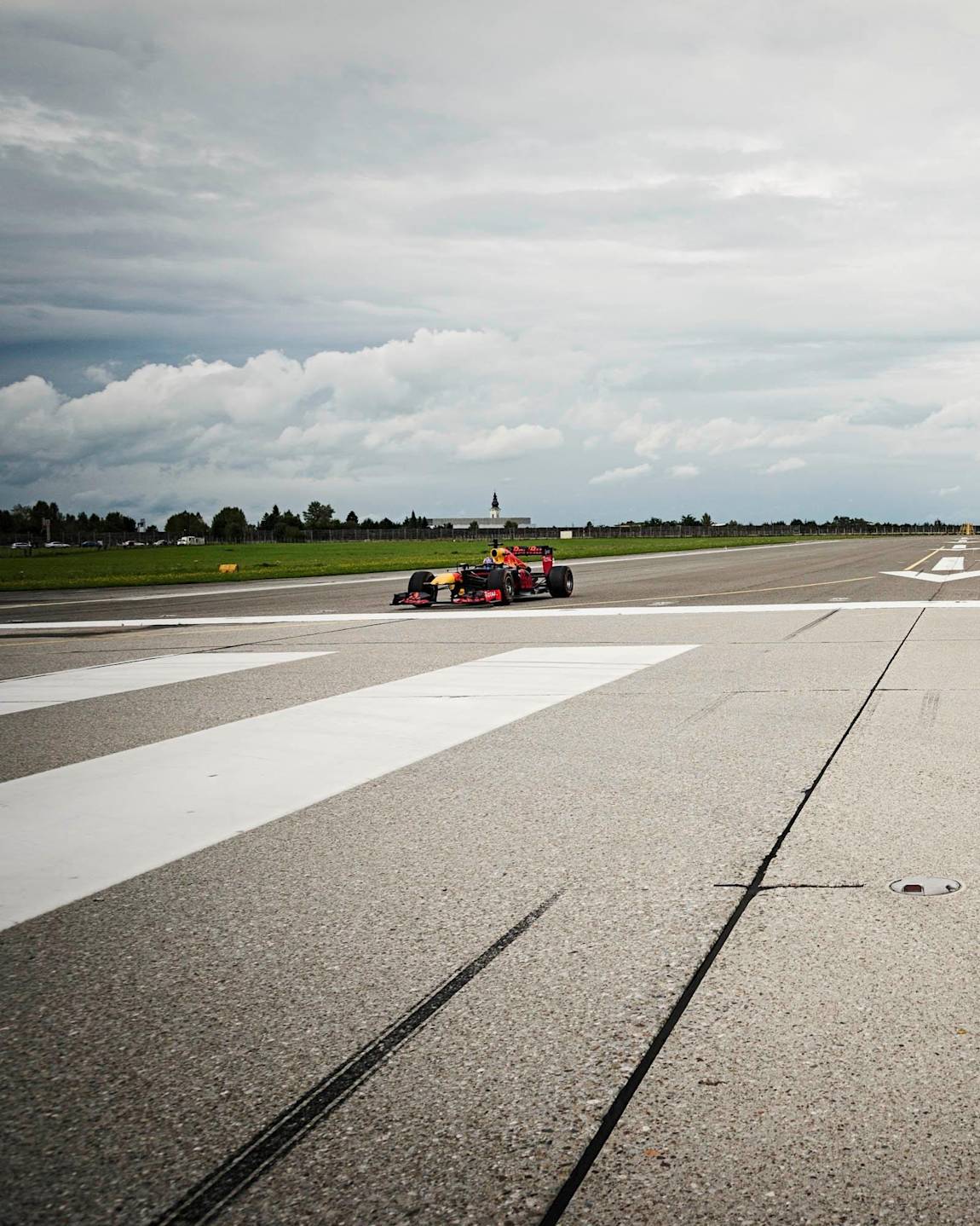 Einzigartiges Duell Formel 1 Vs Alpha Jet