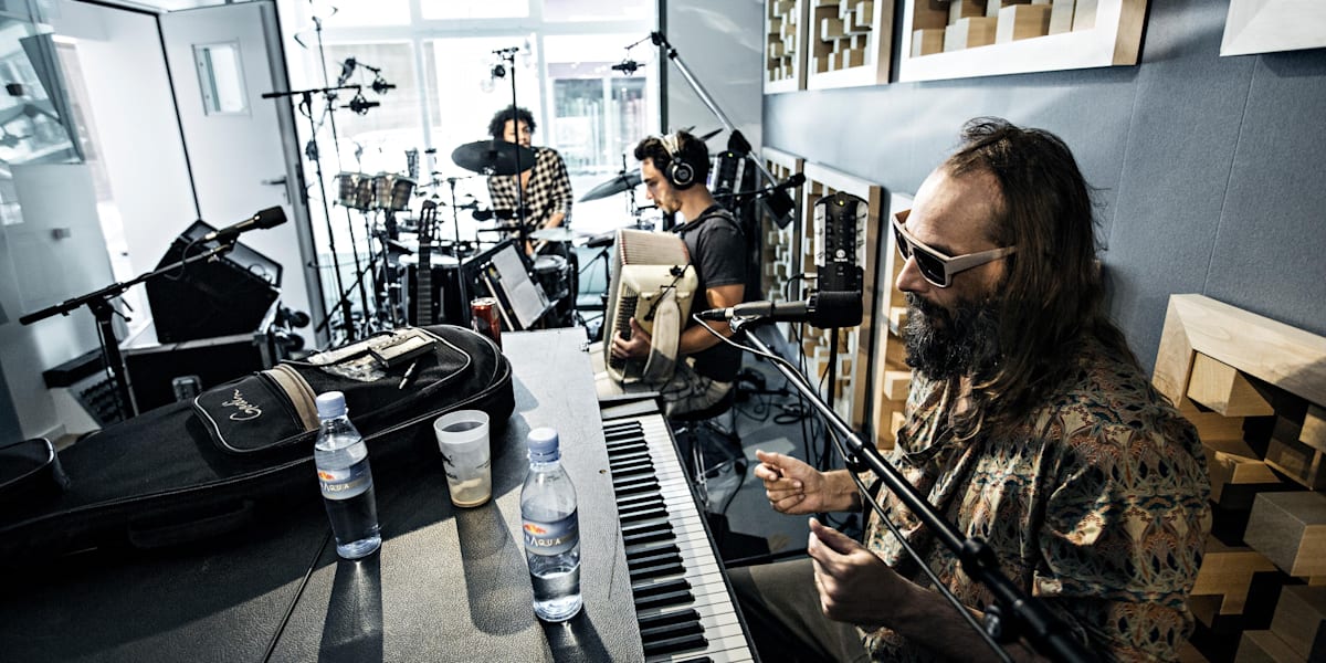 Sébastien Tellier performs La Ritournelle