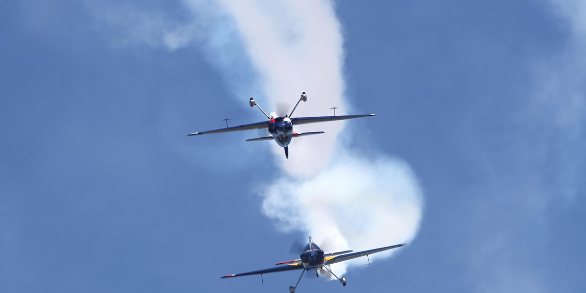 How airplanes fly upside down
