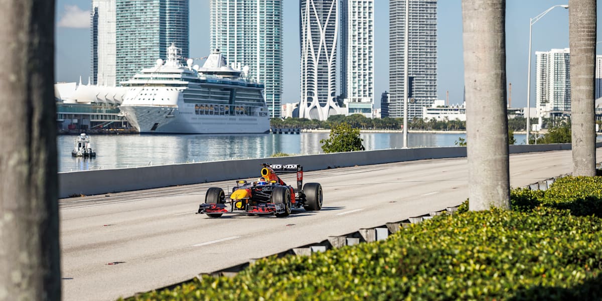 セルジオ・ペレス、マイアミ仕様のヘルメット : F1通信jp