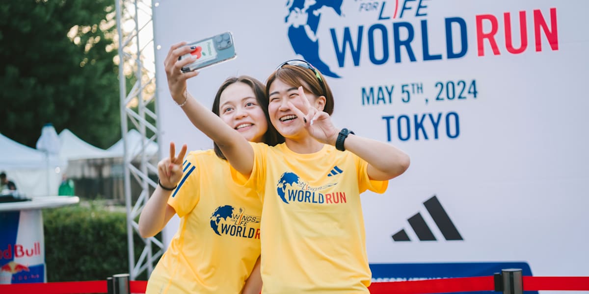 ウォーキング・ランニングウェア LE SSERAFIM popup CROP WIND BREAKER