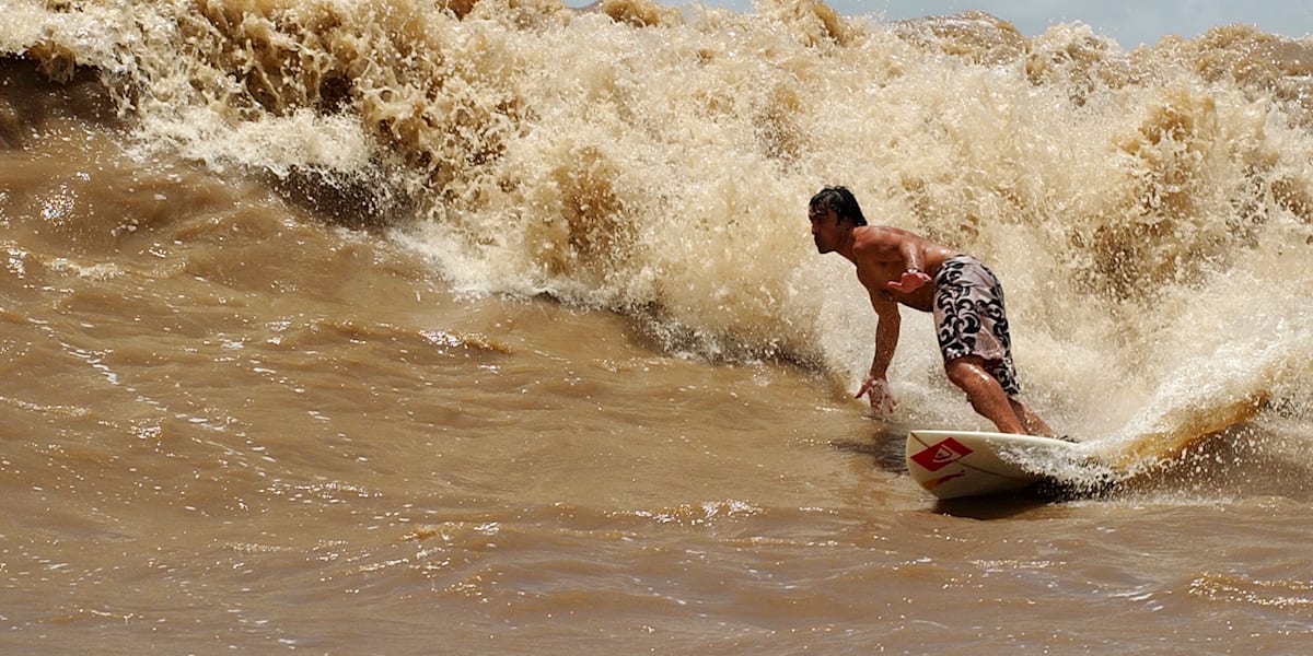 Pororoca surfing outlet