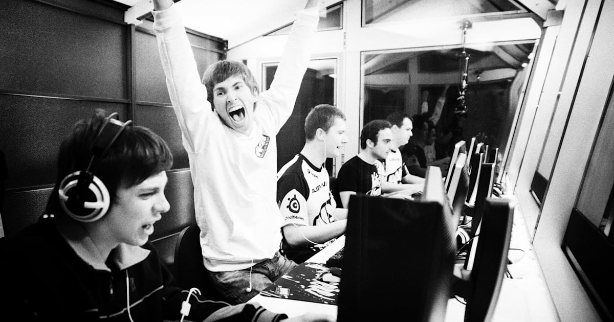 Breaking Down the Greatest Play in Dota 2 History
