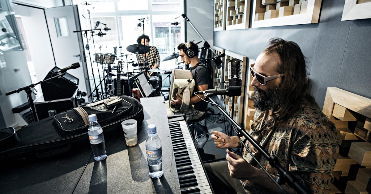sébastien-tellier-hits-the-