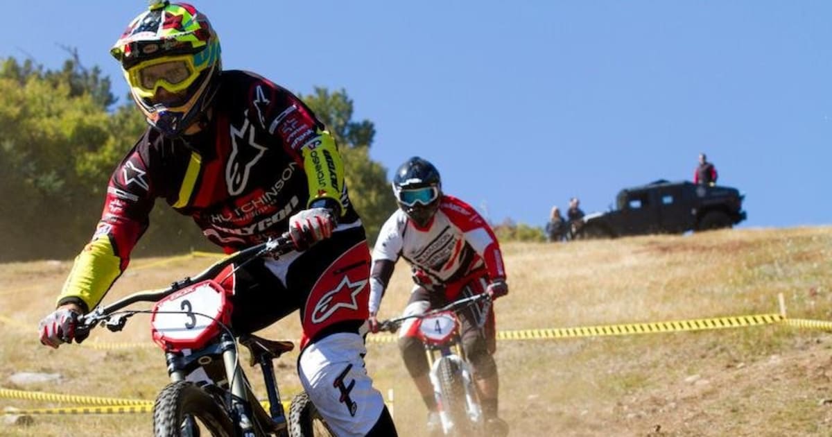 MTB DH Race video Head-to-Head 10 Riders mass start