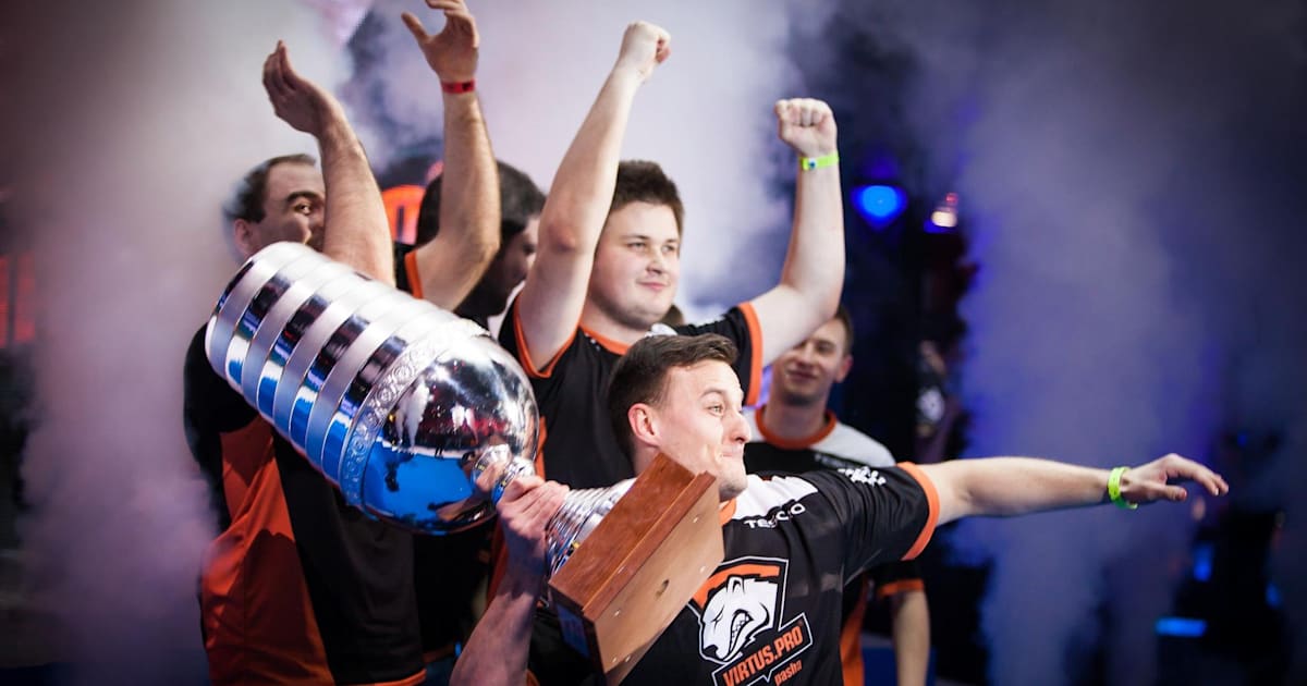 команда киберспортсменов радуется победе