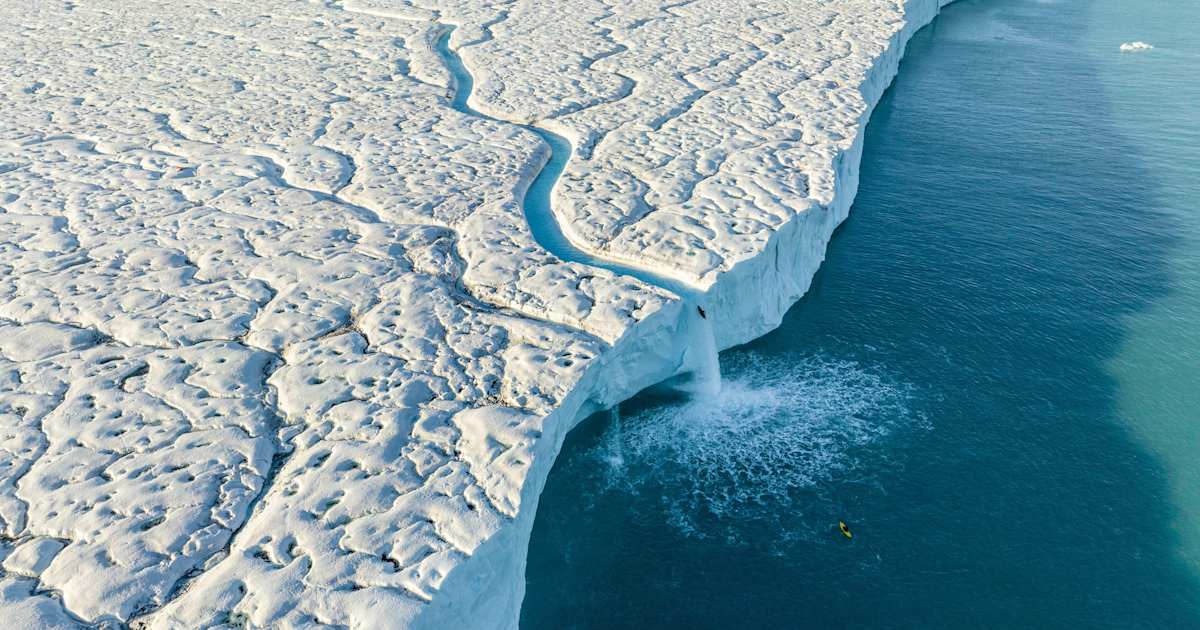 Ice Waterfalls: Kayaking down an extreme ice wall