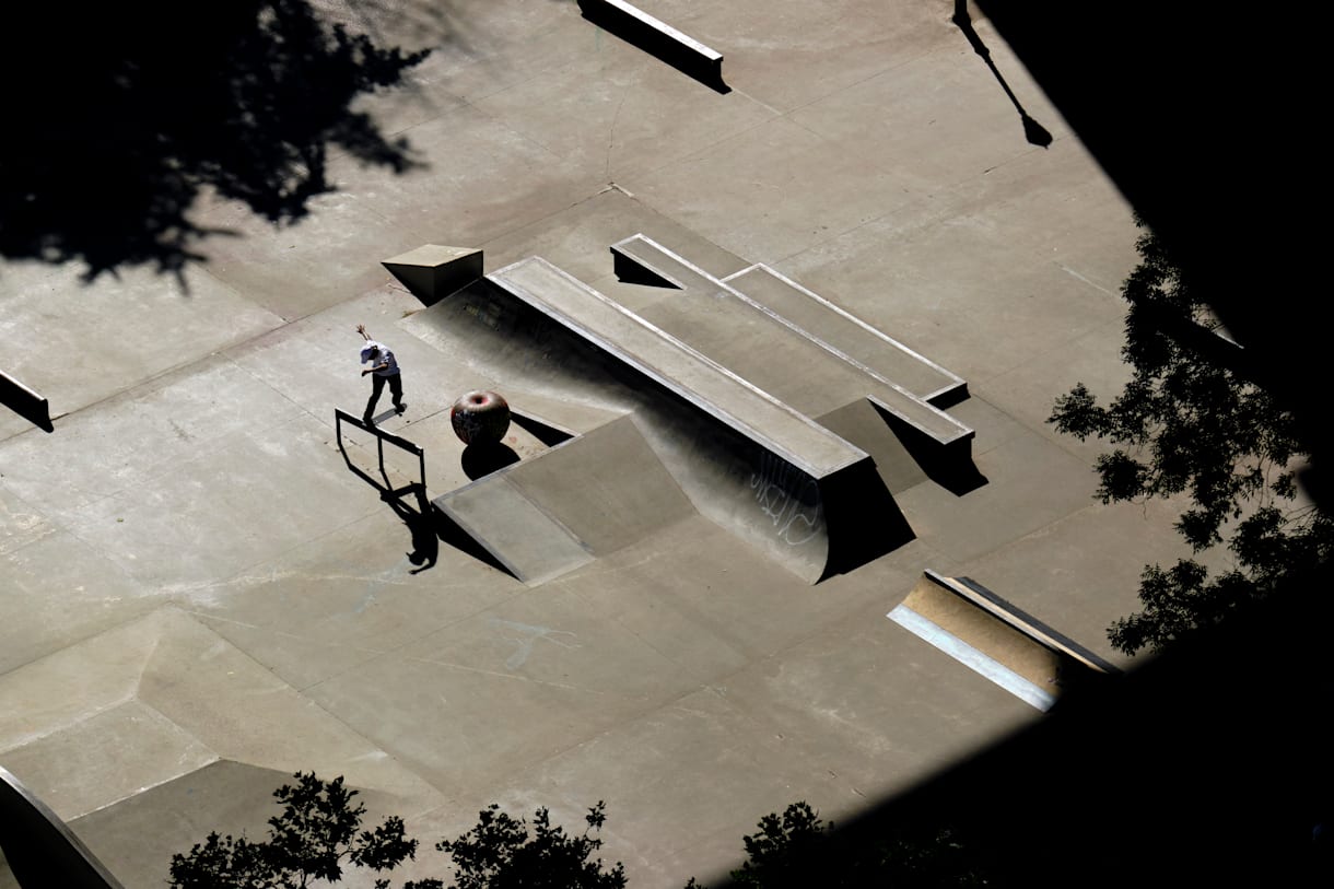 F/S noseslide Felipe Gustavo na LES skatepark em Lower Manhattan, New York