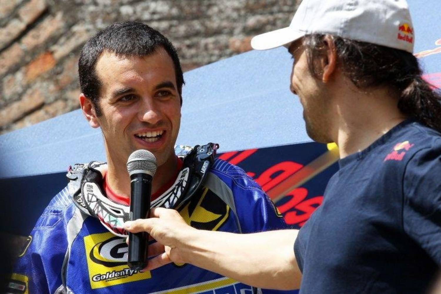 Video Alfredo Gomez takes one for the team