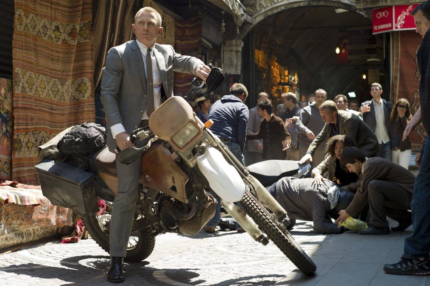 Motorbike stunts The best 6 in iconic movies *Video*