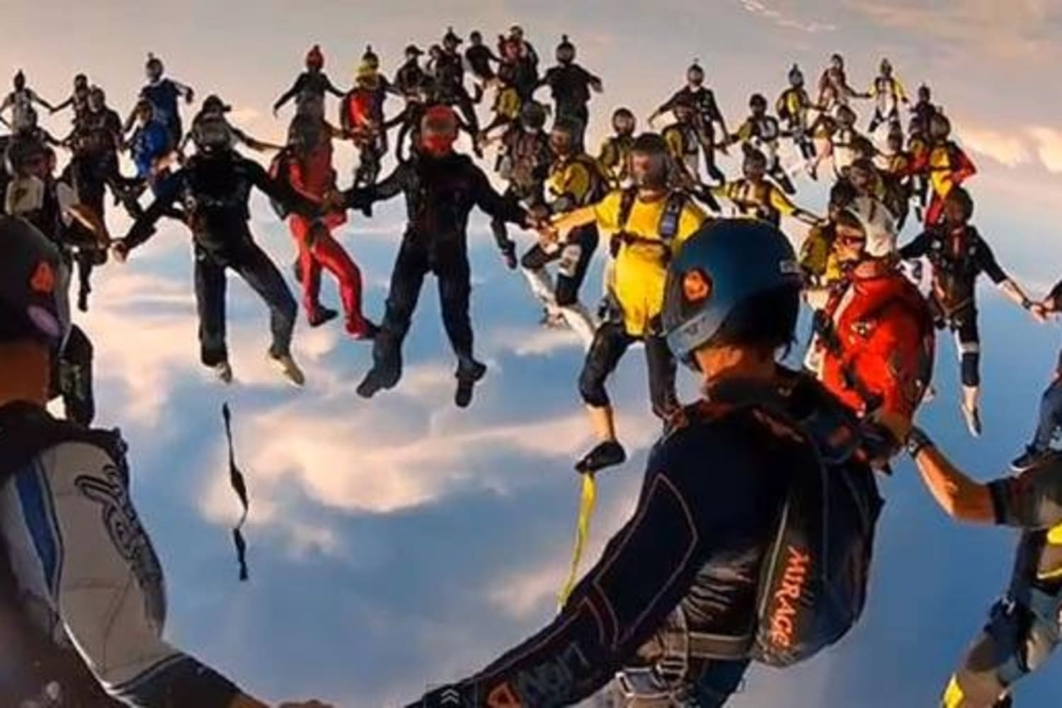 138人同時にスカイダイビング スカイダイビング世界新記録映像