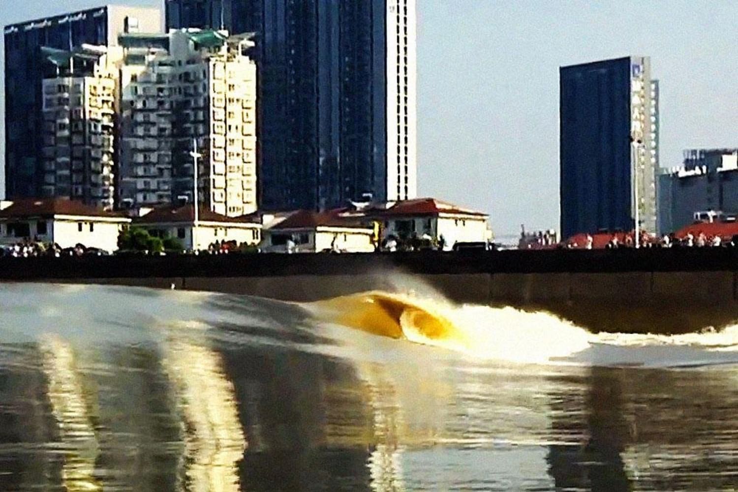 Surfing In China The amazing wave in Qiantang River