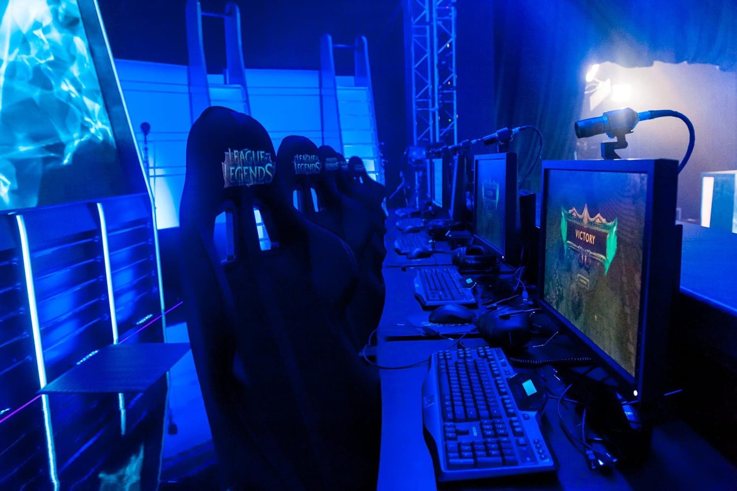 Fnatic S Big Night Highlights Lol Group Stage B High quality nightblue3 gifts and merchandise. red bull