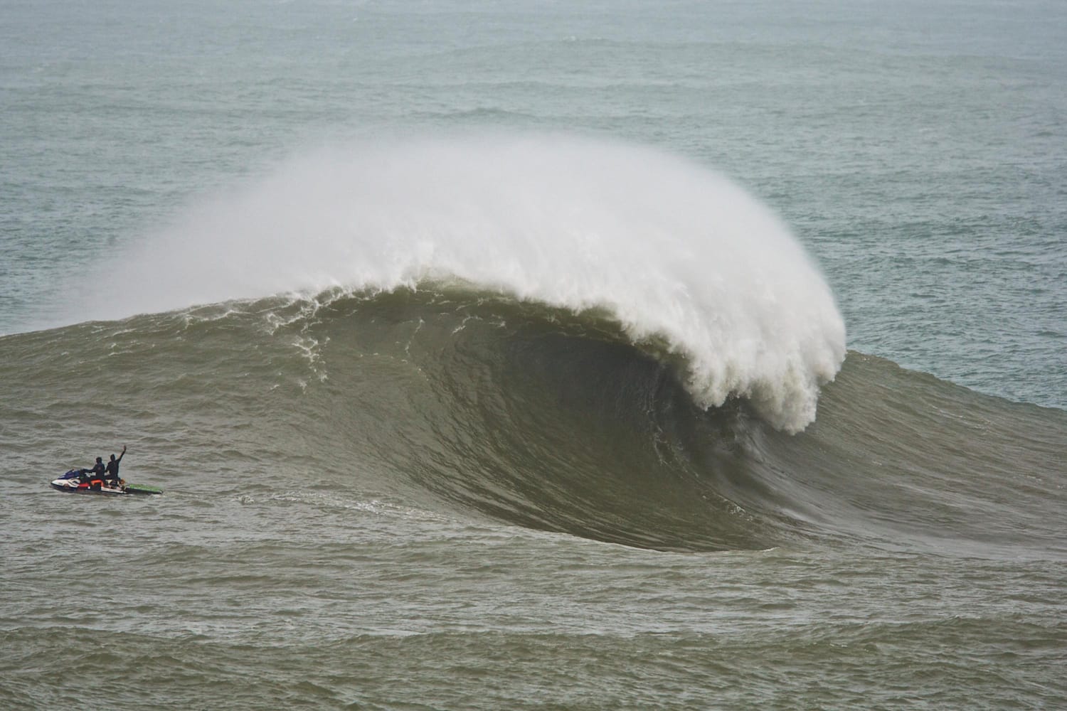 La vie du big wave rider Hugo Vau
